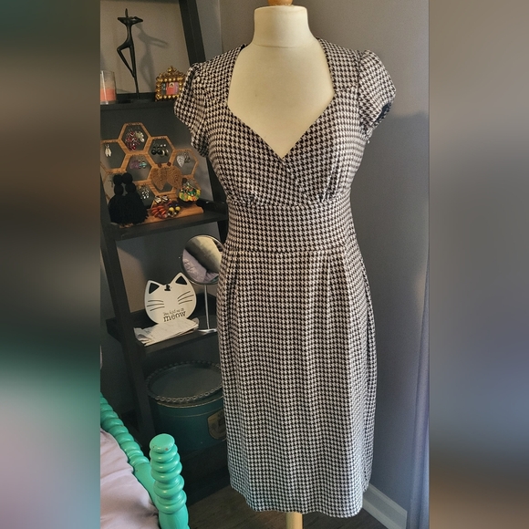 Adorable Vintage-Inspired Gingham Print Wiggles Dress by Banana Republic - Picture 1 of 4